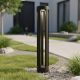 Садово-парковий LED-стовпчик чорного кольору з вертикальними планками та теплим світлом.