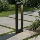 Сучасний садовий LED-стовпчик у чорному кольорі для підсвітки доріжок і ландшафтного дизайну.